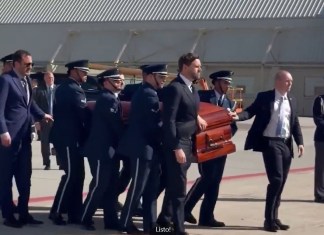 JD Vance carga ataúd de Charlie Kirk antes de su traslado a Arizona