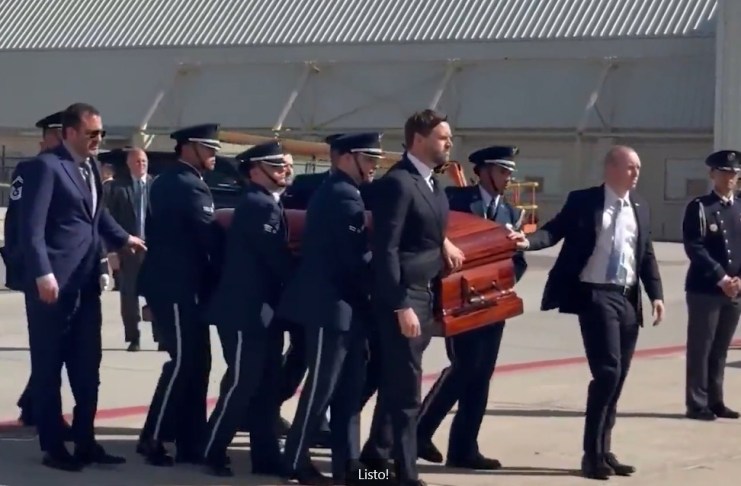 JD Vance carga ataúd de Charlie Kirk antes de su traslado a Arizona