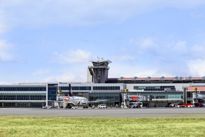 Aeropuerto Internacional Juan Santamaría, en Costa Rica, suspende temporalmente vuelos. Foto La Hora: Aeropuerto Juan Santamaría