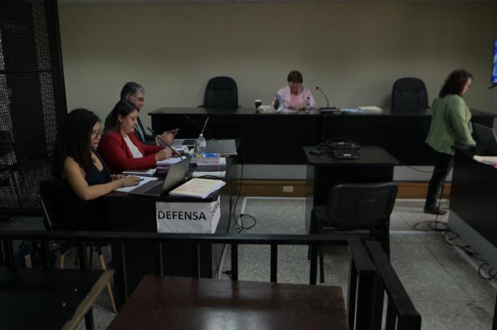 La fiscal Paola Pimentel junto a sus abogados Herbert Pérez y Joseline Jácome. Foto La Hora: Fabricio Alonzo.