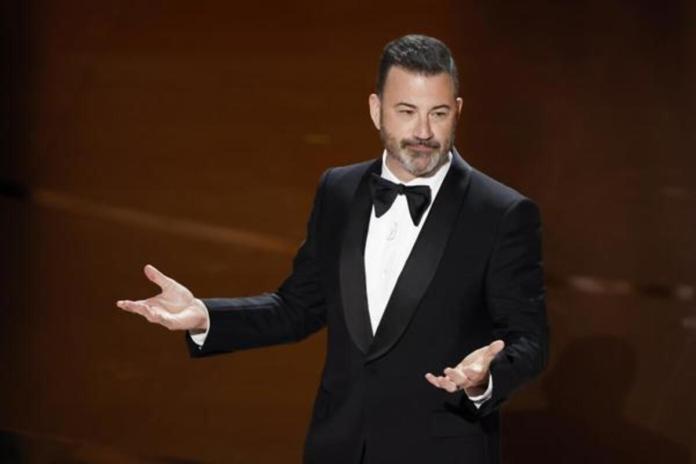 Presentador Jimmy Kimmel hablando durante la 96.ª ceremonia anual de los Premios de la Academia en Los Ángeles (EE.UU). Foto: La Hora: EFE