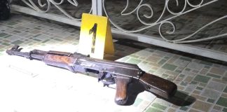 Localizan un fusil AK-47 en frente de una iglesia en Quetzaltenango. Foto La Hora: PNC