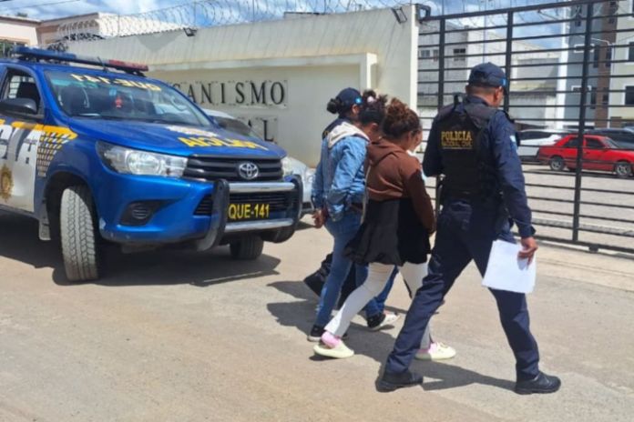 Madre junto con sus dos hijas son capturadas por ser presuntas integrantes de la banda “Los Tunecos”. Foto La Hora: PNC