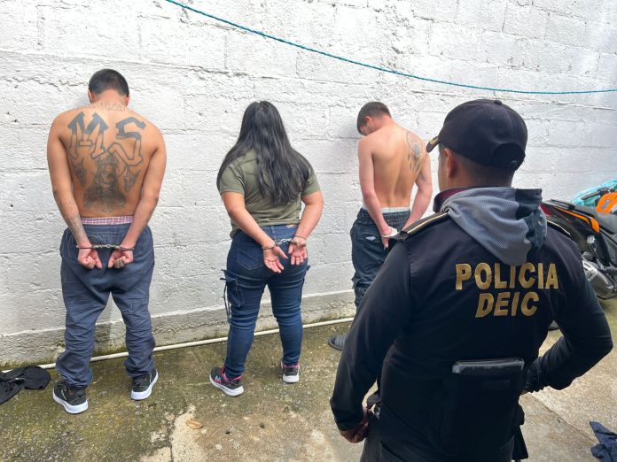 Mareros PNC traslada a Tribunales a presunto pandilleros de la MS-13 capturados en zona 1 de Mixco