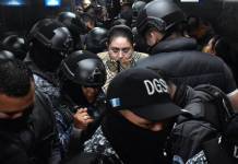 María Fernanda Bonilla, es fuertemente custodiada por guardias del SP. Foto La Hora: Daniel Ramírez