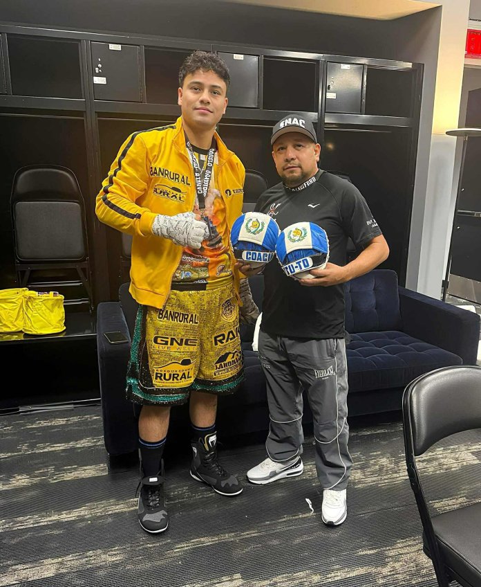 Lestér Martínez junto a Esaú Diéguez antes de entrar a la pelea. Foto La Hora: Redes Sociales.