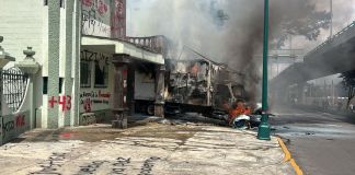 En Ciudad de México se registraron disturbios en el marco de las manifestaciones por el 11 aniversario de la desaparición de los 43 estudiantes de Ayotzinapa. Foto La Hora: Excelsiór