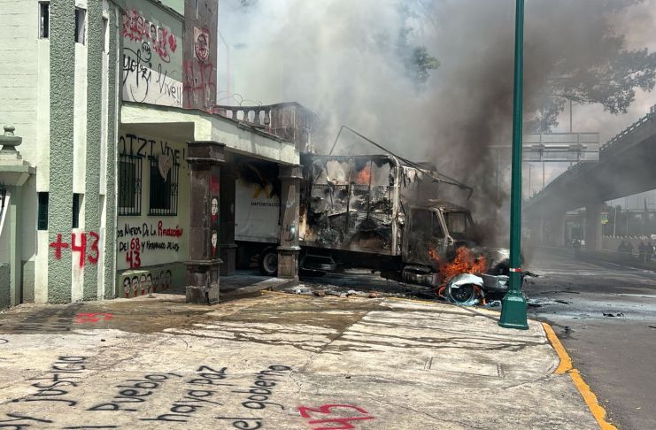En Ciudad de México se registraron disturbios en el marco de las manifestaciones por el 11 aniversario de la desaparición de los 43 estudiantes de Ayotzinapa. Foto La Hora: Excelsiór