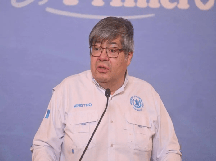 Ministro de Gobernación respalda a jefa de la Comisaría 13 ante críticas por su apariencia.