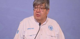 Ministro de Gobernación respalda a jefa de la Comisaría 13 ante críticas por su apariencia.