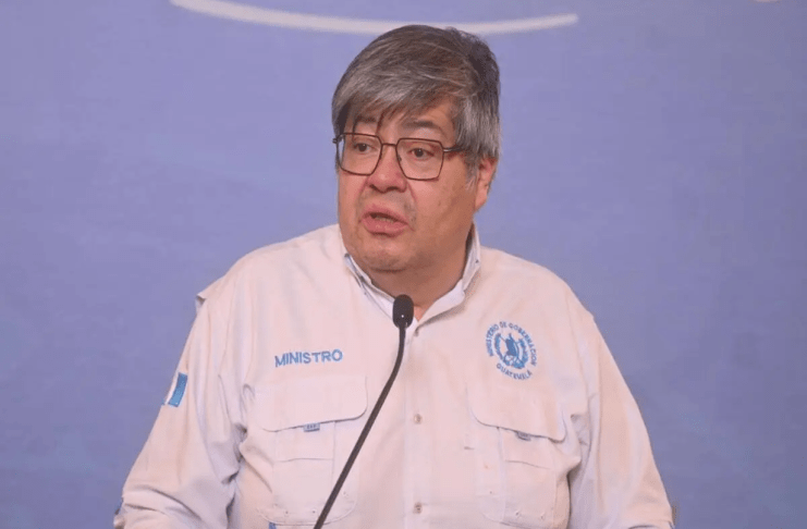 Ministro de Gobernación respalda a jefa de la Comisaría 13 ante críticas por su apariencia.