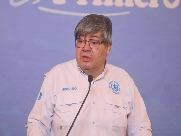 Ministro Ministro de Gobernación respalda a jefa de la Comisaría 13 ante críticas por su apariencia.