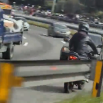 El motorista fue captado en la ruta Interamericana. Foto La Hora: Captura de Pantalla