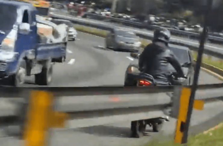 El motorista fue captado en la ruta Interamericana. Foto La Hora: Captura de Pantalla