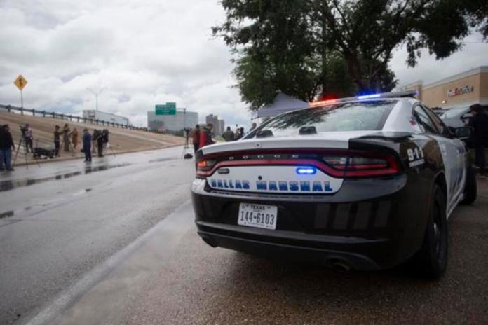 Un auto de la Policía de Dallas aparcado en el exterior de una rueda de prensa tras un tiroteo en la oficina local del Servicio de Inmigración y Control de Aduanas (ICE), en Dallas, Texas, EE.UU Foto: La Hora: EFE