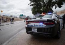Un auto de la Policía de Dallas aparcado en el exterior de una rueda de prensa tras un tiroteo en la oficina local del Servicio de Inmigración y Control de Aduanas (ICE), en Dallas, Texas, EE.UU Foto: La Hora: EFE