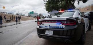 Un auto de la Policía de Dallas aparcado en el exterior de una rueda de prensa tras un tiroteo en la oficina local del Servicio de Inmigración y Control de Aduanas (ICE), en Dallas, Texas, EE.UU Foto: La Hora: EFE