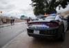 Un auto de la Policía de Dallas aparcado en el exterior de una rueda de prensa tras un tiroteo en la oficina local del Servicio de Inmigración y Control de Aduanas (ICE), en Dallas, Texas, EE.UU Foto: La Hora: EFE