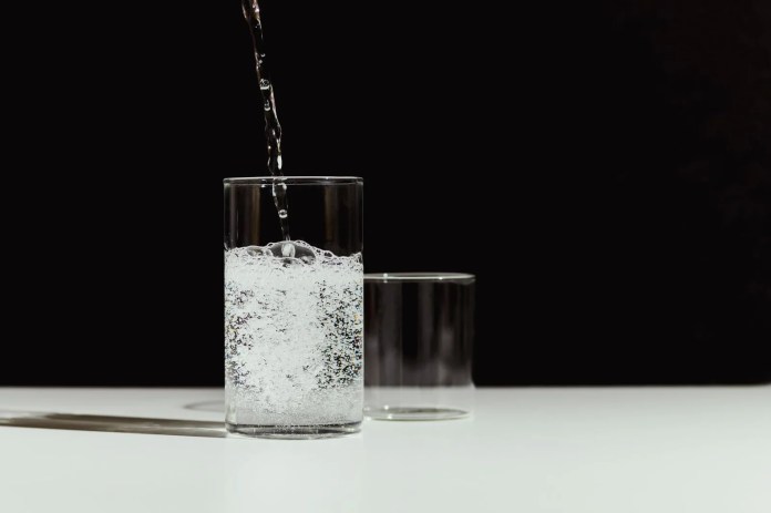 Agua gasificada vs. natural