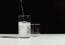 Agua gasificada vs. agua pura: ¿Cuál es mejor o más saludable? Agua gasificada vs. natural