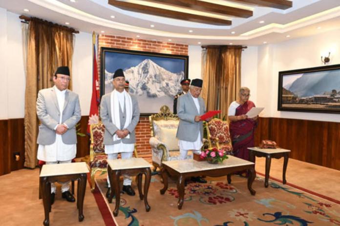 Sushila Karki jura este viernes como primera ministra interina de Nepal, convirtiéndose en la primera mujer en ocupar el cargo en la historia del país. Foto: La Hora: EFE