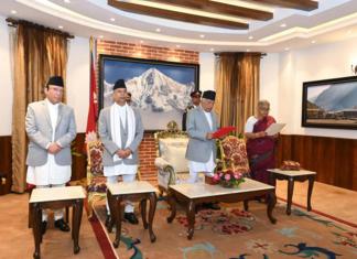 Sushila Karki jura este viernes como primera ministra interina de Nepal, convirtiéndose en la primera mujer en ocupar el cargo en la historia del país. Foto: La Hora: EFE