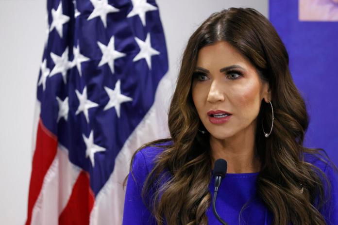 La secretaria de Seguridad Nacional (DHS, en inglés), Kristi Noem, anunció oficialmente que no extenderá la protección otorgada por el Gobierno del presidente Joe Biden.