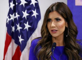 La secretaria de Seguridad Nacional (DHS, en inglés), Kristi Noem, anunció oficialmente que no extenderá la protección otorgada por el Gobierno del presidente Joe Biden.