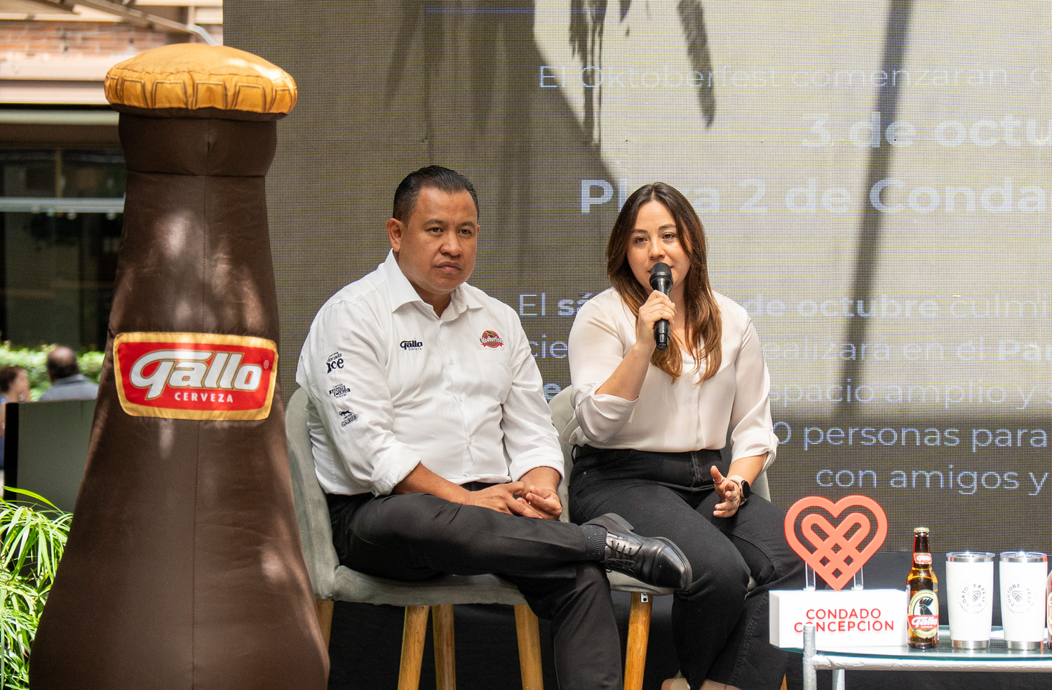 De izquierda a derecha: Esvin Calán, gerente de trade marketing para marcas de cerveza de Cervecería Centro Americana; Luisa Robles, jefe de trade marketing Castillo Hermanos Inmobiliaria. Foto: Cortesía Cervecería Centro Americana.