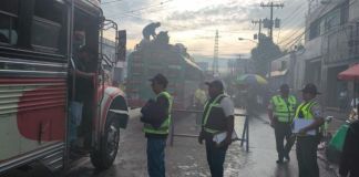 DGT realiza operativo contra transporte colectivo en la terminal de autobuses de la zona 4. Foto La Hora: CIV