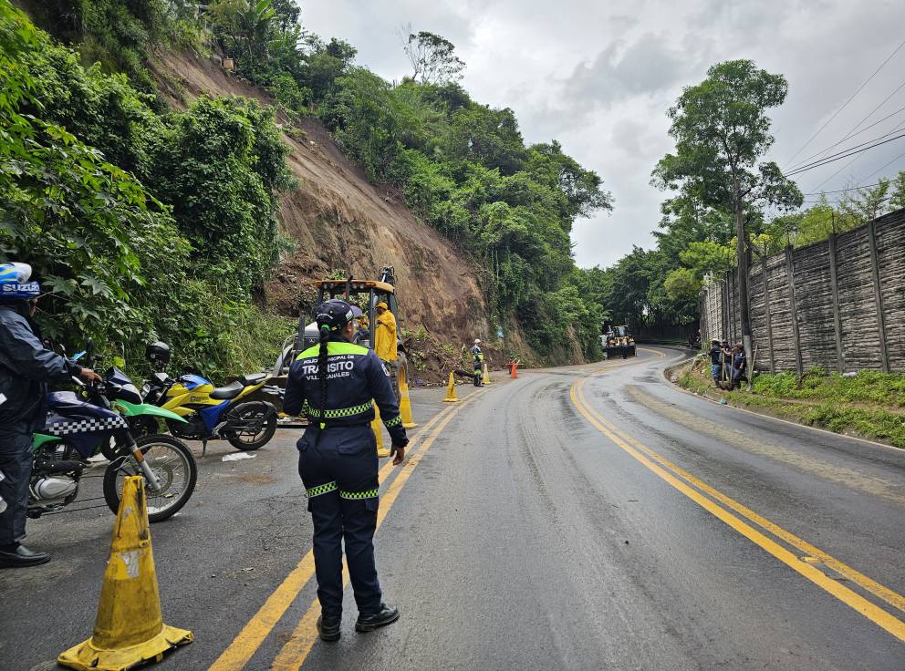 Habilitan por completo el paso vehicular en Boca del Monte tras derrumbe
