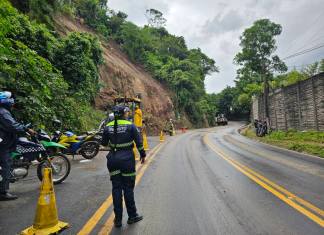 Habilitan por completo el paso vehícular en Boca del Monte tras derrumbe. Foto La Hora: PMT Villa Canales.