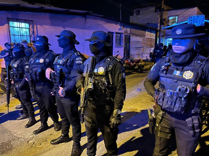 PNC inspecciona vehículos en zona 3 por caso de sicariato que terminó con un agente fallecido. Foto La Hora: Daniel Ramírez