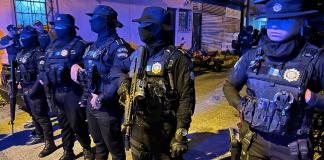 PNC inspecciona vehículos en zona 3 por caso de sicariato que terminó con un agente fallecido. Foto La Hora: Daniel Ramírez