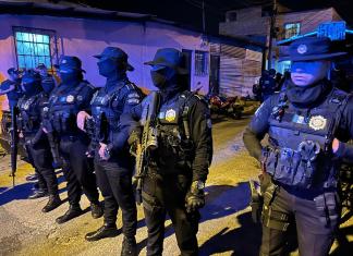 PNC inspecciona vehículos en zona 3 por caso de sicariato que terminó con un agente fallecido. Foto La Hora: Daniel Ramírez