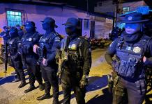 PNC realiza registro de vehículos en sectores aledaños al barrio El Gallito PNC inspecciona vehículos en zona 3 por caso de sicariato que terminó con un agente fallecido. Foto La Hora: Daniel Ramírez