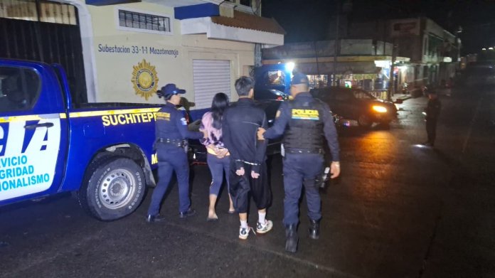 Pareja de presuntos extorsionistas de la Mara 18 son detenidos por dar muerte a un piloto de camión. Foto La Hora: Policía Nacional Civil (PNC)