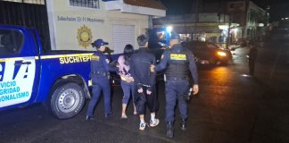 Pareja de presuntos extorsionistas de la Mara 18 son detenidos por dar muerte a un piloto de camión. Foto La Hora: Policía Nacional Civil (PNC)