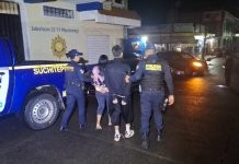 Dos presuntos extorsionistas son detenidos señalados de dar muerte a un piloto de camión Pareja de presuntos extorsionistas de la Mara 18 son detenidos por dar muerte a un piloto de camión. Foto La Hora: Policía Nacional Civil (PNC)