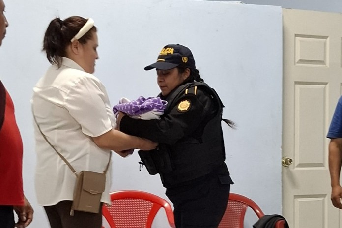 Bebé es desamparada en una casa abandonada en Huehuetango