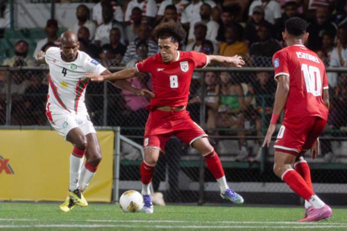 Dion Malone (i) de Surinam disputa el balón con Adalberto Carrasquilla de Panamá. Foto: La Hora: EFE