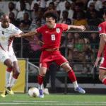 Dion Malone (i) de Surinam disputa el balón con Adalberto Carrasquilla de Panamá. Foto: La Hora: EFE