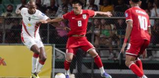 Dion Malone (i) de Surinam disputa el balón con Adalberto Carrasquilla de Panamá. Foto: La Hora: EFE