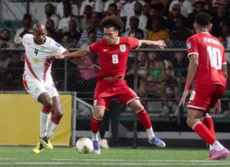 Dion Malone (i) de Surinam disputa el balón con Adalberto Carrasquilla de Panamá. Foto: La Hora: EFE