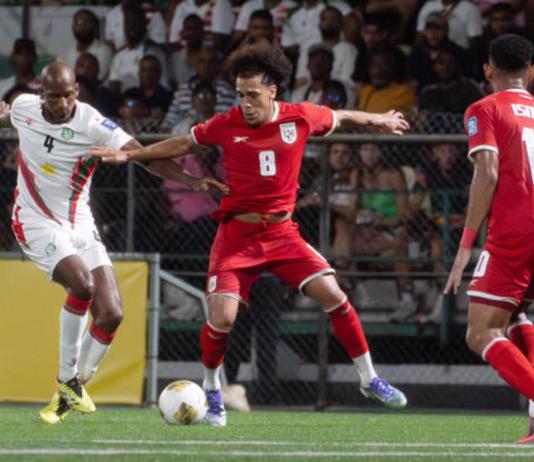 Dion Malone (i) de Surinam disputa el balón con Adalberto Carrasquilla de Panamá. Foto: La Hora: EFE
