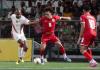 Dion Malone (i) de Surinam disputa el balón con Adalberto Carrasquilla de Panamá. Foto: La Hora: EFE