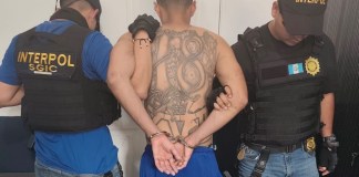 Pandillero salvadoreño enviado por autoridades mexicanas, para luego ser trasladado hacia El Salvador. Foto La Hora: PNC