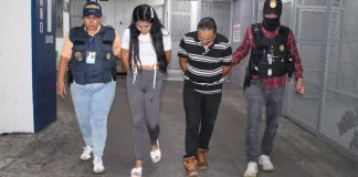 Pareja, presuntos pandilleros del Barrio 18 capturados durante operativo. Foto La Hora: PNC.