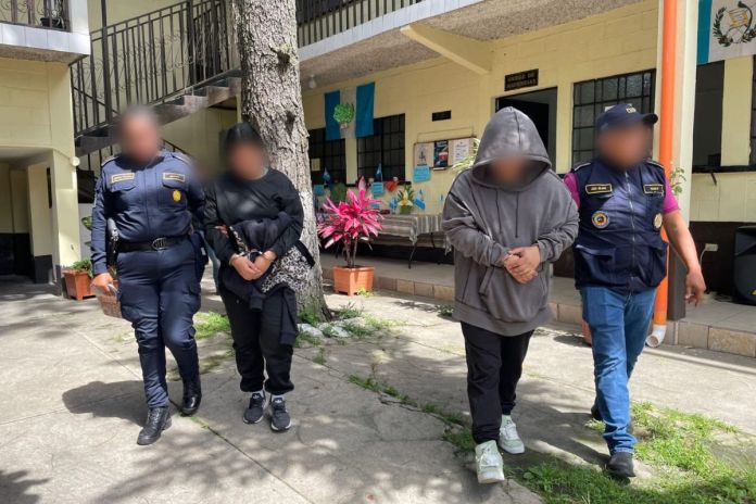 Pareja de esposos son capturados por presuntamente estar implicados en un caso de homicidio. Foto La Hora: PNC