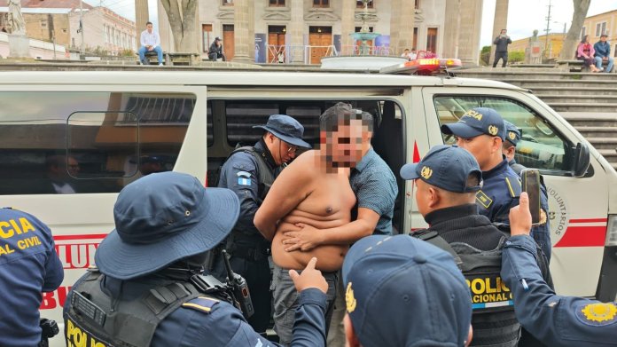 Padre e hijo son capturados tras protagonizar pelea en Centro Histórico de Quetzaltenango